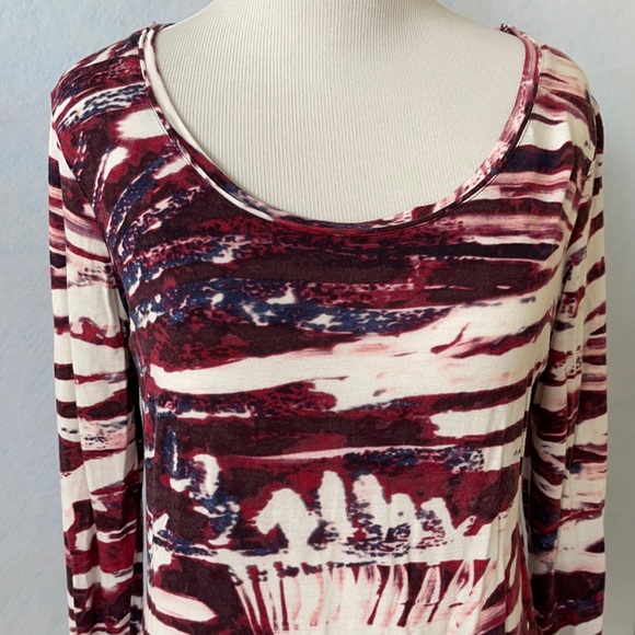 Simply Vera Abstract Long Sleeve Lightweight Tee - Picture 2 of 12